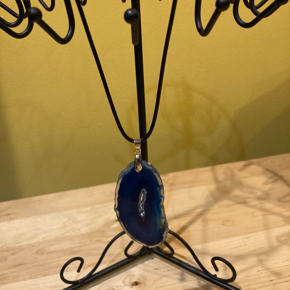 DONATED NWOT Deep Blue Agate stone pendant - Picture 3 of 11